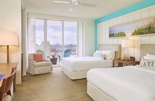 Hollywood Hotel | Everything You Need For The Perfect Vacation! 2 Relaxing Units, Pool, Beachfront
