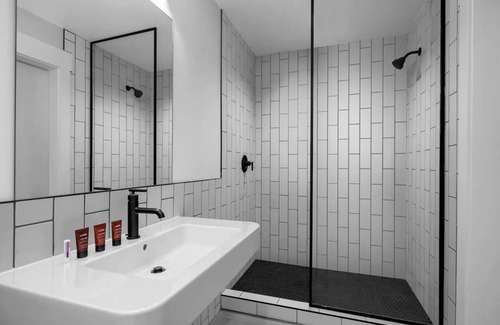 People's Freeway Hotel | evo Hotel, Boulder Room w/2 Queens, Free Parking & Dog-friendly