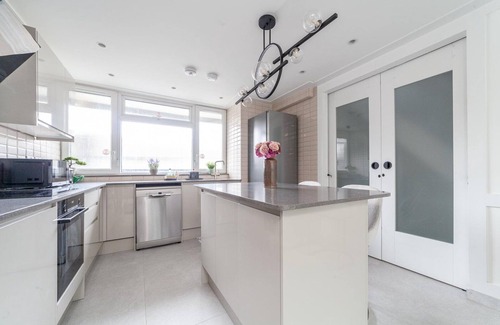 Elephant and Castle Apartment | Excellent 3-Bed Flat In Elephant & Castle
