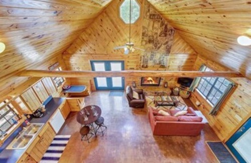 Broken Bow Cabin | Excellent location! Water view from porch, short drive to Lake and Beavers Bend!