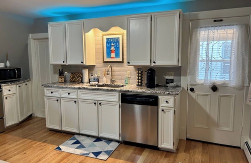 Plymouth Apartment | Excellent Reviews: 500 ft to beach and central air conditioning!
