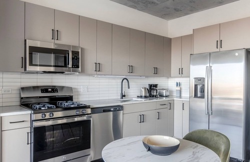 Killgubbin Apartment | Excellent River North 1BR w/Sky Terrace & Yoga Studio, by Blueground