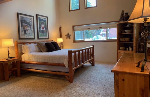 Ronald Cabin | Excepional spacious lodge 5 min frm Roslyn slps 12, huge loft, WIFI, Hot Tub,