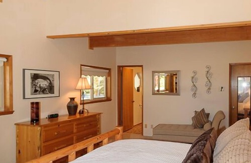 Ronald Cabin | Excepional spacious lodge 5 min frm Roslyn slps 12, huge loft, WIFI, Hot Tub,