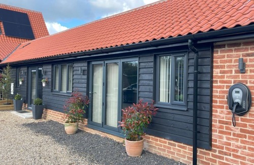 Carbrooke House | Exceptional 1-King Bed Modern Barn, central Norfolk, Sleeps 2+1