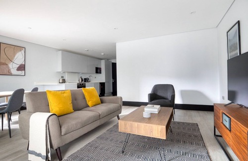 Whitechapel Apartment | Exceptional Aldgate/Whitechapel 2BR w/Garden, nr Station, by Blueground