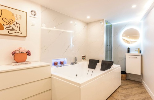 Pere Lachaise Apartment | Exceptional apartment with Jacuzzi & well-being in the heart of Paris Metro