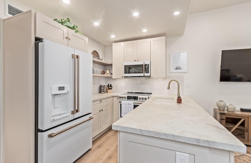 Sands Arcadia Townhouses Condo | Exceptional community! Biltmore/Arcadia location. Impeccable! King Bed!
