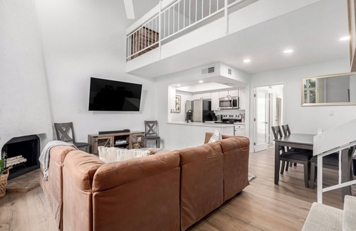 Camelback East Condo | Exceptional community! Biltmore/Arcadia location. Impeccable! King & Queen bed!