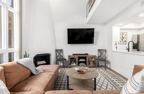 Camelback East Condo | Exceptional community! Biltmore/Arcadia location. Impeccable! King & Queen bed!