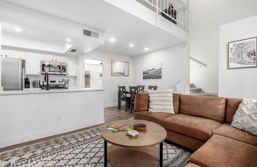 Camelback East Condo | Exceptional community! Biltmore/Arcadia location. Impeccable! King & Queen bed!