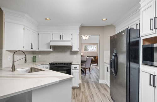 Bridlemile House | Exceptional Pet Friendly Home, Game Room w/Pool Table, Large Deck and Seating, 5 Miles to Portland