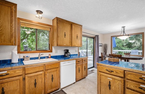 Surf Pines House | Exceptional Private Coastal Getaway, Fire-Pit, Ping Pong, Deck and Yard, 1/2 Mile to Beach