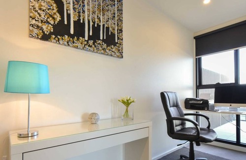 Richmond North Condo | Exceptional View w Huge Balcony, Walk 2 city & MCG