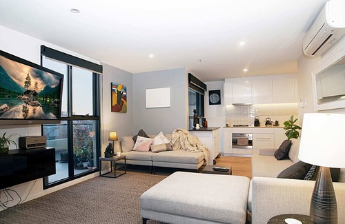 Richmond North Condo | Exceptional View w Huge Balcony, Walk 2 city & MCG