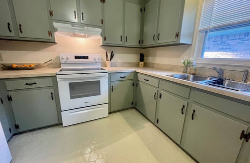 Northeast Virginia Beach House | Exceptionally clean cottage steps away to private beach!