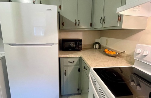 Northeast Virginia Beach House | Exceptionally clean cottage steps away to private beach!