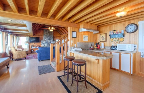 Lincoln City House | Exciting wild surf in the winter or soothing rolling waves in the summer.