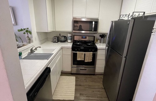 Del Rey Apartment | Exclusive 1-Bedroom Oasis by the Ocean in Marina del Rey Pool Gym Hot Tub