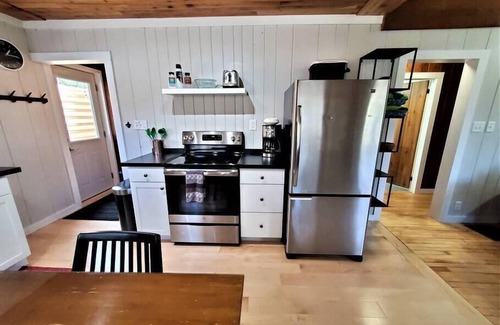 Traverse City Ski Chalet | Exclusive 2 Chalet Stay|HotTub|Fireplace|Beachside