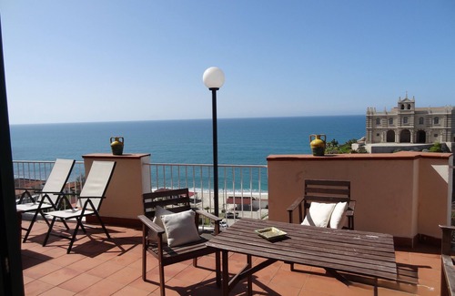 Tropea Apartment | Exclusive Apartment in the old town overlooking the sea with private parking