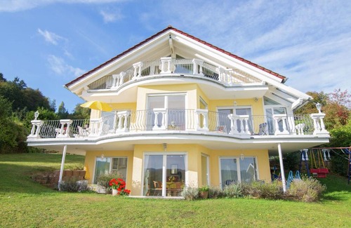 Scheid Apartment | Exclusive apartment with large balcony and lake view directly on to the Edersee