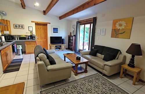 Montrollet Cottage | Exclusive countryside retreat on 8 acres with private lake - pet friendly !