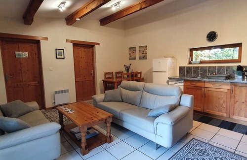 Montrollet Cottage | Exclusive countryside retreat on 8 acres with private lake - pet friendly !