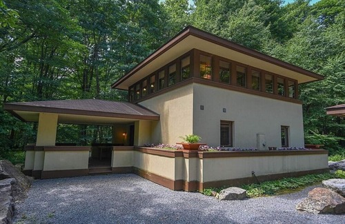 Bittinger House | Exclusive FRANK LLOYD WRIGHT Inspired “Prairie Style” Mountain Retreat