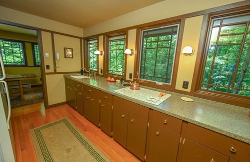 Bittinger House | Exclusive FRANK LLOYD WRIGHT Inspired “Prairie Style” Mountain Retreat