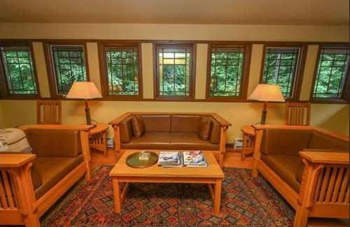 Bittinger House | Exclusive FRANK LLOYD WRIGHT Inspired “Prairie Style” Mountain Retreat