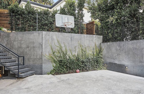 Los Angeles House | Exclusive Gated Retreat - Hollywood Hills/Universal Studios
