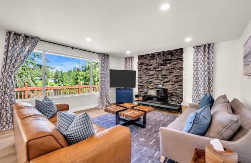 Three Lakes House | Exclusive Lakefront For 10 with Sauna Kayaks Peace
