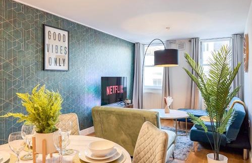 Bow Apartment | Exclusive Last-Minute Offer l Stylish 2-Bed Apartment for 6 Guests l Great Rates l Hofin Stays Short Lets & Serviced Accommodation