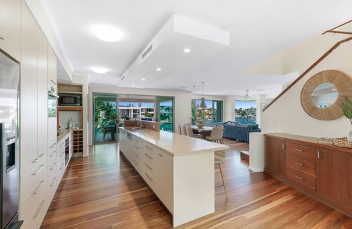 Surfers Paradise House | Exclusive Luxury Waterfront Home with Pool - Gold Coast