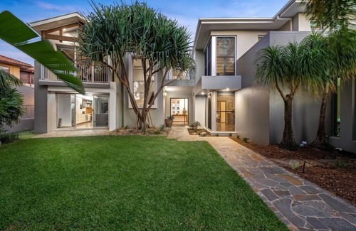 Surfers Paradise House | Exclusive Luxury Waterfront Home with Pool - Gold Coast