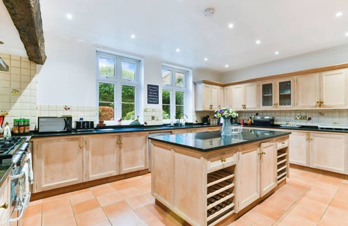 Tadworth House | Exclusive Luxury Surrey Manor, Sleeps 18+, Private Grounds, Parking, London Link