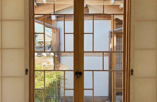 Jongno House | Exclusive Modern Hanok with Foot Spa & Grand View @Bukchon