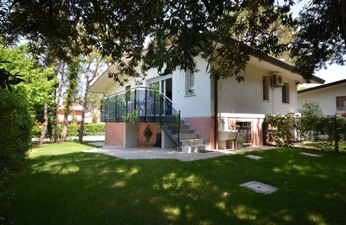 Bibione Lido dei Pini Villa | Exclusive modern villa with private garage and fenced garden