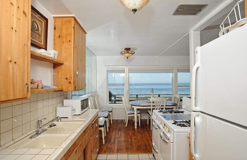 Eastern Malibu Apartment | Exclusive Oceanfront Cottage on Dry Sandy Carbon Beach - Seal