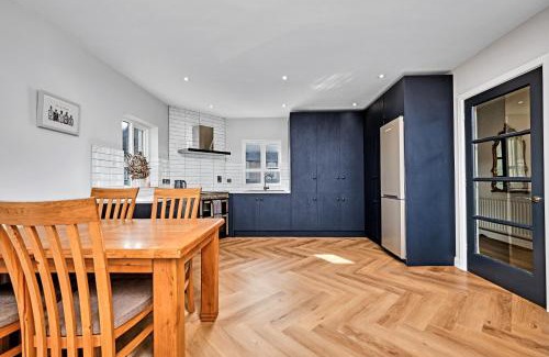 Coleraine Apartment | Exclusive Offers l Last-Minute Summer Stay l Sleeps Up to 6 l Conveniently located near town Centre l restaurants l and local attractions l It offers easy access to the stunning Causeway Coast l Coleraine Hideout l WeStayBelfast
