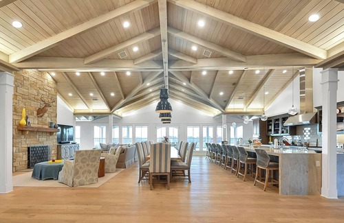 Athens House | Exclusive Ranch Retreat | Private Lakes & Expansive Lawn for Events