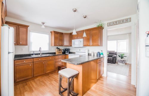 Midland House | Exclusive Spread | 3 Miles to Downtown | Sleeps 5