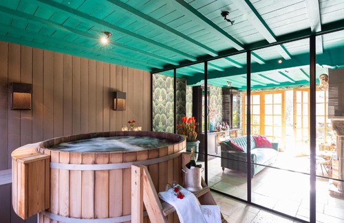 Historical Center Bruges Bed & Breakfast | Exclusive Suites The Secret Garden