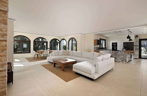 Urbanizacion Marbessa Villa | Exclusive Villa Lioness with large pool, big lawn and jacuzzi