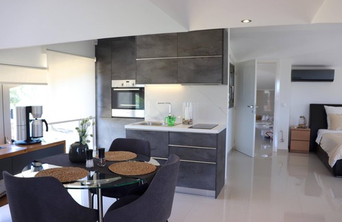 Pylos-Nestoras Apartment | Exclusively equipped vacation apartment with wide sea view, Wifi, Messenia, Pelo
