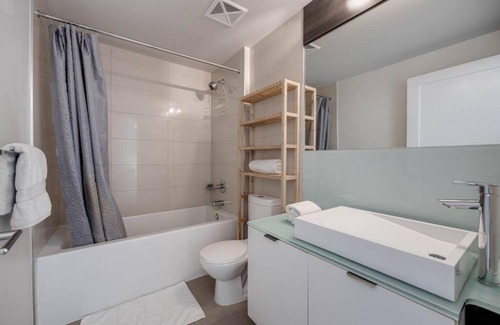 Toronto Entertainment District House | Exec 2BR 2BTH w Million Dollar View of CN tower