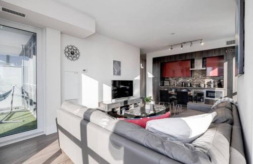 Toronto Entertainment District House | Exec 2BR 2BTH w Million Dollar View of CN tower