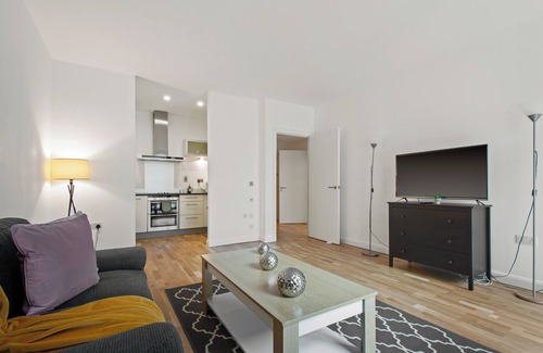 Canary Wharf Apartment | Executive Waterfront Living | South Quay | MySquare Apartments