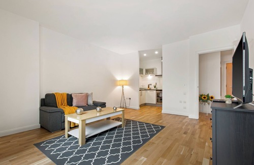 Canary Wharf Apartment | Executive Waterfront Living | South Quay | MySquare Apartments